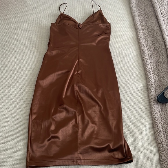 BRONZE/COPPER RUCHED MIDI DRESS WITH SLIT - Picture 4 of 7